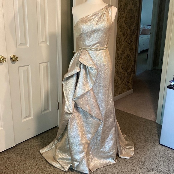 NWT Mac Duggal One Shoulder Metallic Ruffled Gown Size 2 in Oyster - Picture 2 of 12